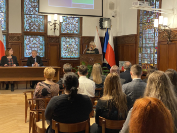 Przewodnicząca Miejskiej Komisji wyborczej w przemówieniu podsumowującym przebieg wyborów do Młodzieżowej Rady Miasta Słupska